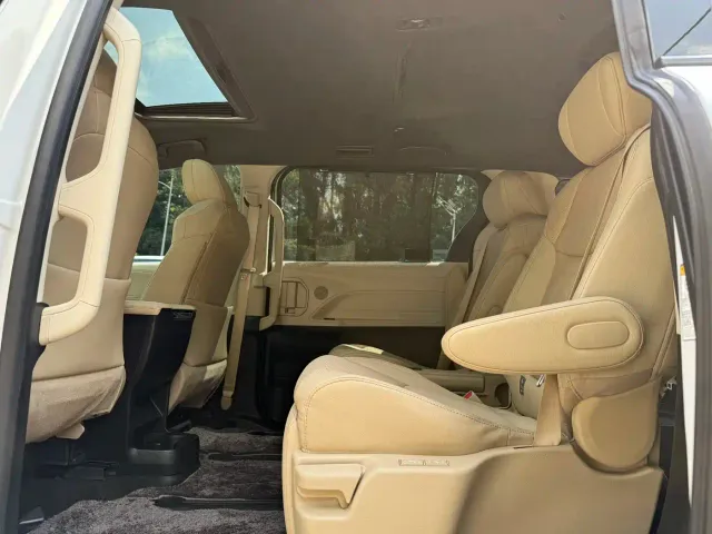 Toyota Sienna — Фото автомобиля 7