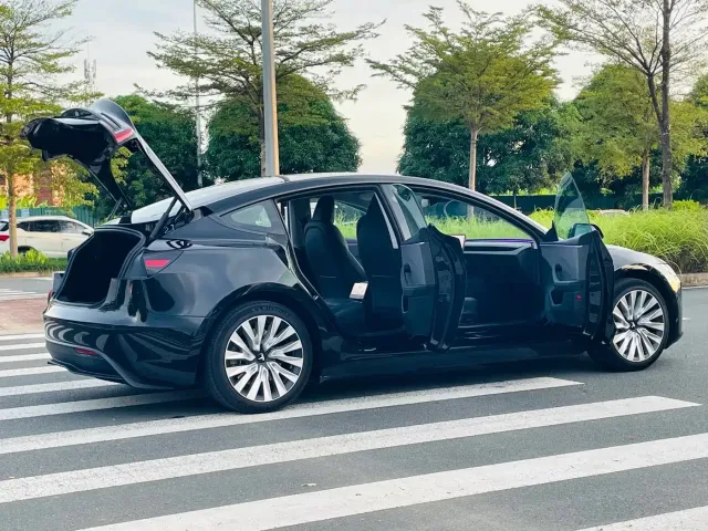 Tesla Model 3 — Фото автомобиля 12