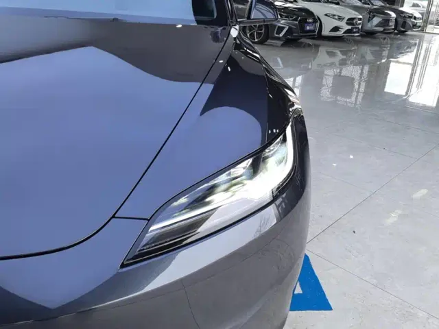 Tesla Model 3 — Фото автомобиля 5