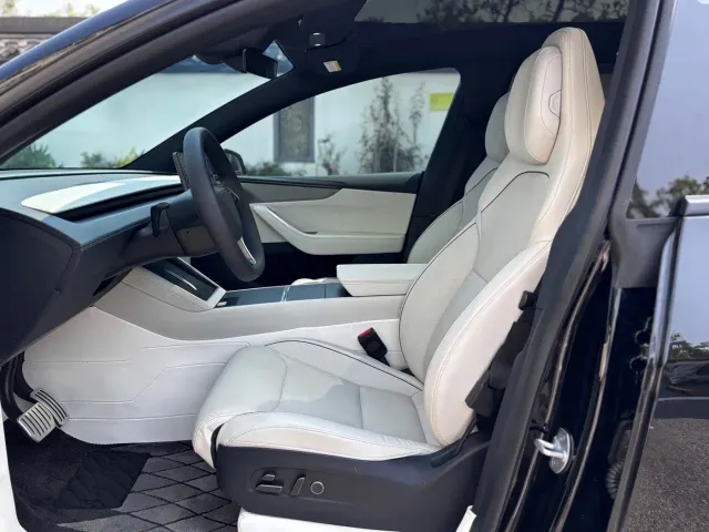 Tesla Model Y L — Фото автомобиля 11