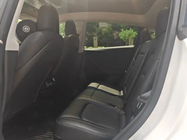 Tesla Model Y — Фото автомобиля 18
