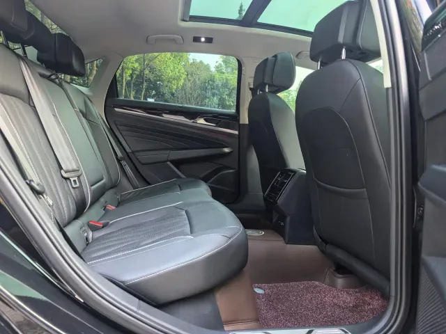 Volkswagen Passat — Фото автомобиля 14