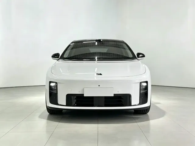 Li Auto i8 — Фото автомобиля 2