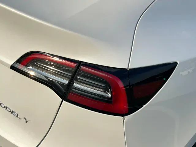 Tesla Model Y — Фото автомобиля 10