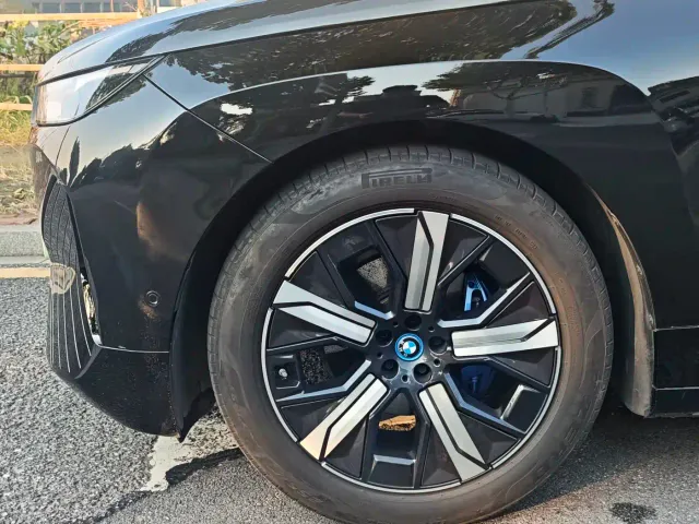 BMW iX — Фото автомобиля 8