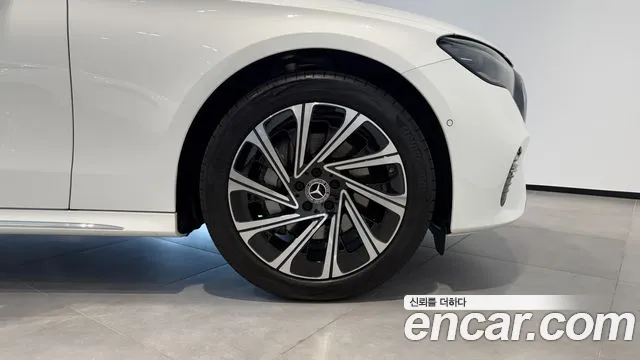 Mercedes-Benz E-Class — Фото автомобиля 5
