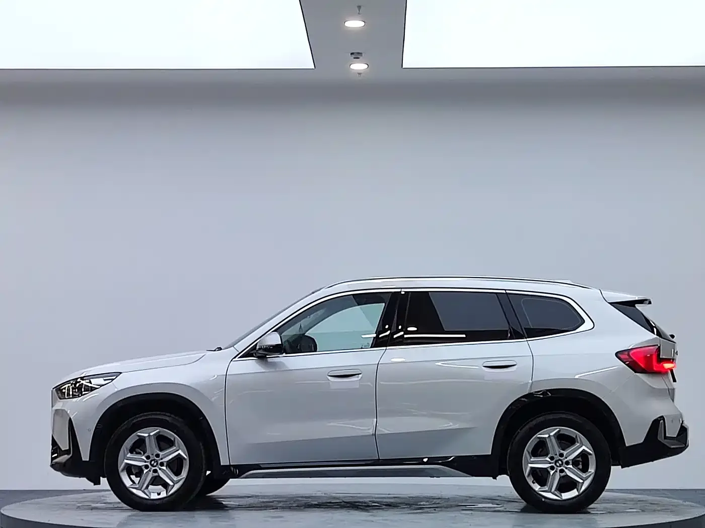 BMW BMW X1 2023 sDrive20Li X Design Package — Фото автомобиля 4
