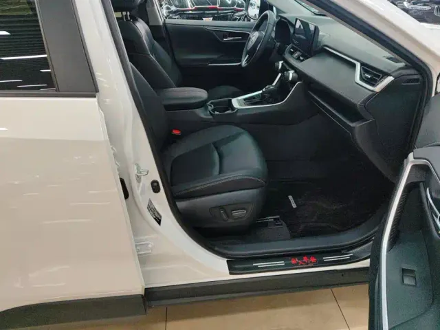 Toyota RAV4 — Фото автомобиля 8