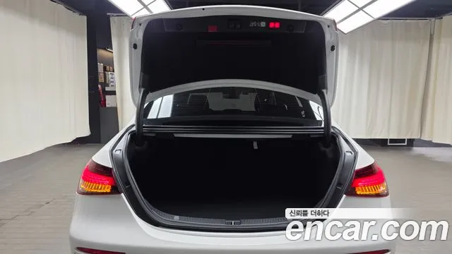 Mercedes-Benz E-Class — Фото автомобиля 20