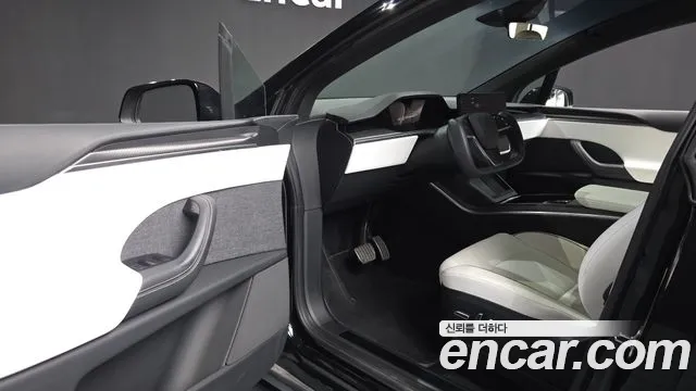 Tesla Model X — Фото автомобиля 15