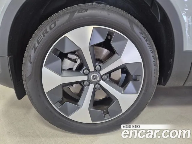 Volvo XC40 — Фото автомобиля 5