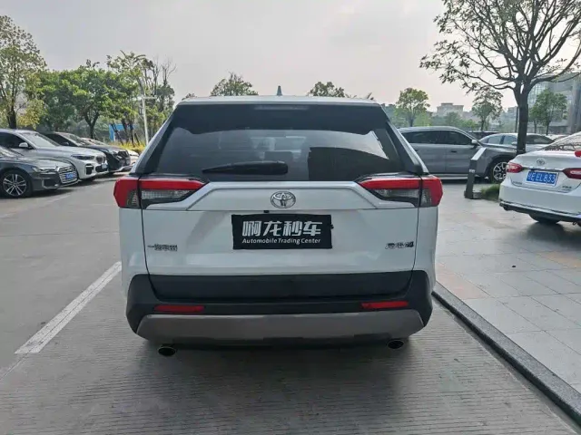 Toyota RAV4 — Фото автомобиля 9
