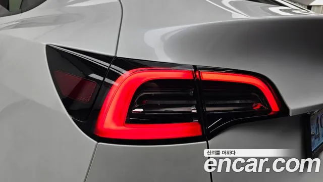 Tesla Model Y — Фото автомобиля 23