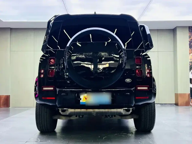 Land Rover Defender — Фото автомобиля 7