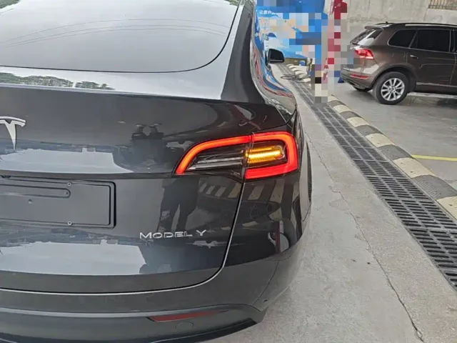 Tesla Model Y — Фото автомобиля 7