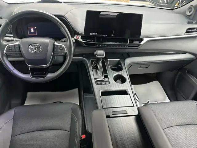 Toyota Sienna — Фото автомобиля 3