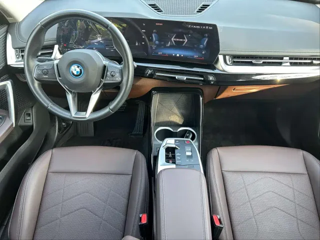 BMW iX1 — Фото автомобиля 11