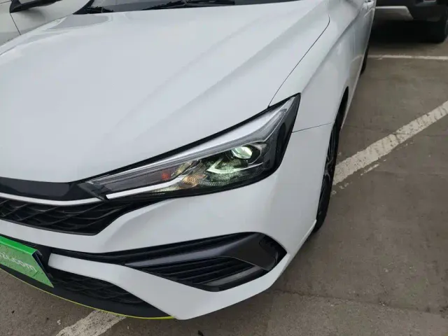 Roewe i5 — Фото автомобиля 17
