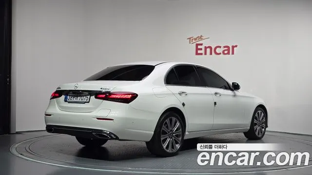 Mercedes-Benz E-Class — Фото автомобиля 2