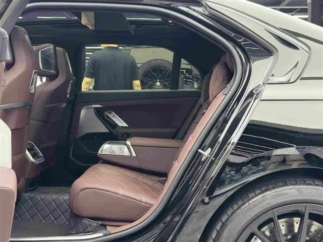BMW i7 — Фото автомобиля 9