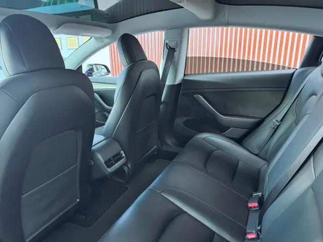 Tesla Model 3 — Фото автомобиля 9