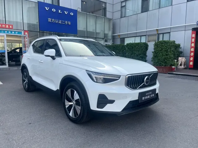 Volvo XC40 — Фото автомобиля 2