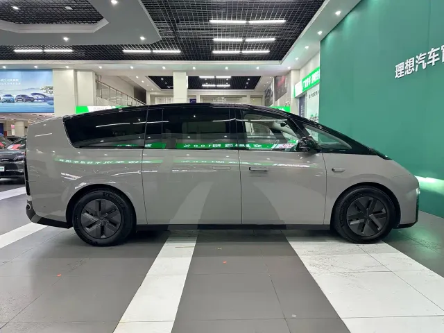 Li Auto MEGA — Фото автомобиля 19