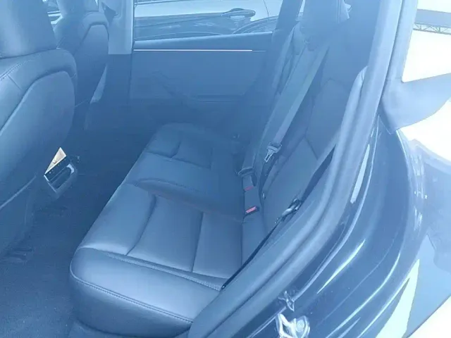 Tesla Model 3 — Фото автомобиля 16