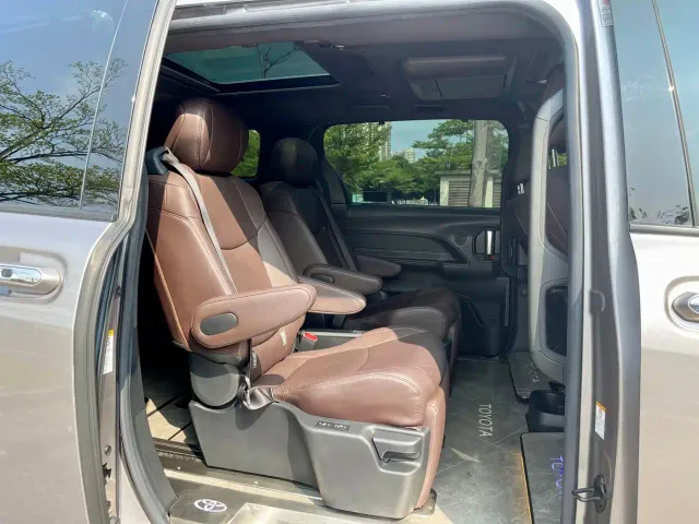 Toyota Sienna — Фото автомобиля 18