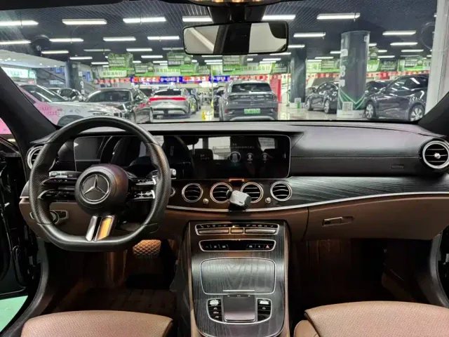 Mercedes-Benz E-Class — Фото автомобиля 3