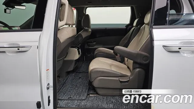 Kia Carnival Generation 4 — Фото автомобиля 12