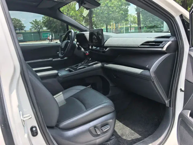 Toyota Sienna — Фото автомобиля 7
