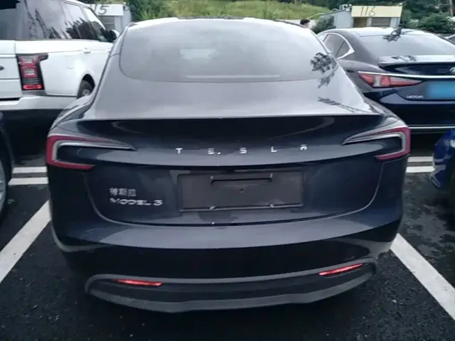 Tesla Model 3 — Фото автомобиля 5