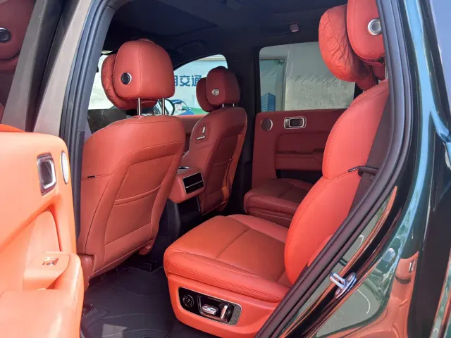 Li Auto L8 — Фото автомобиля 11