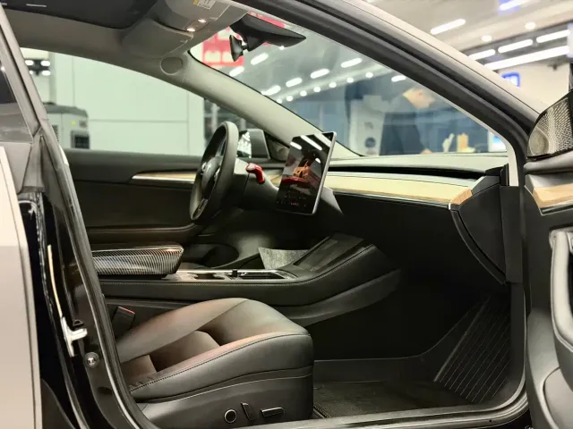 Tesla Model 3 — Фото автомобиля 9