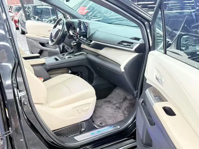 Toyota Sienna — Фото автомобиля 8