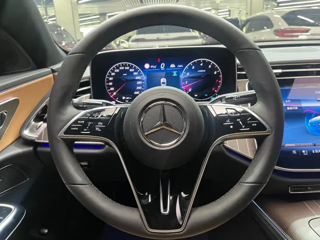 Mercedes-Benz E-Class — Фото автомобиля 23
