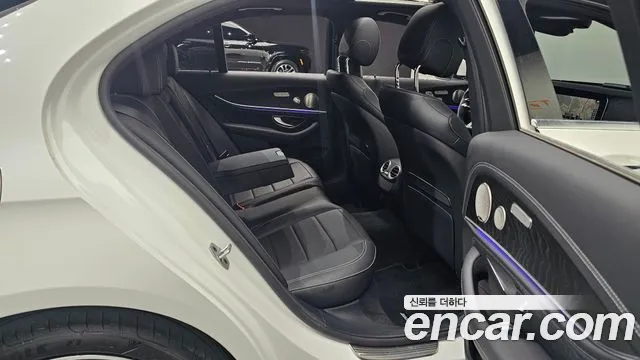 Mercedes-Benz E-Class — Фото автомобиля 12