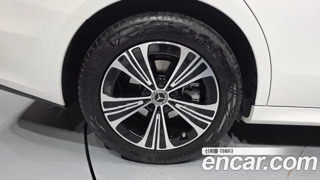 Mercedes-Benz E-Class — Фото автомобиля 5
