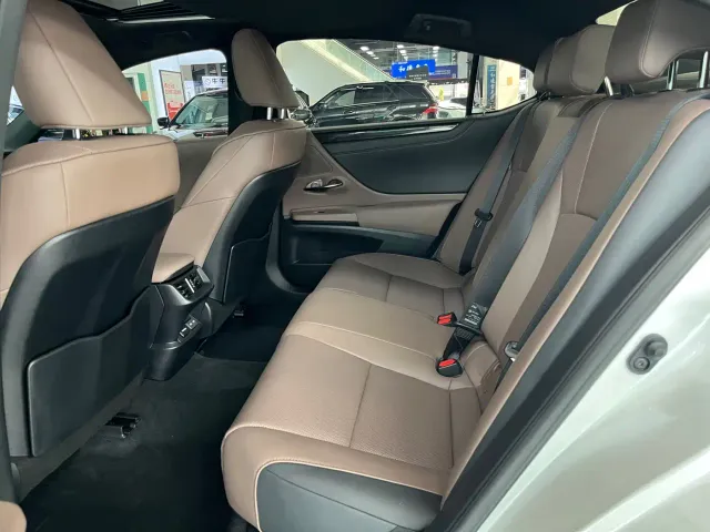 Lexus ES — Фото автомобиля 10