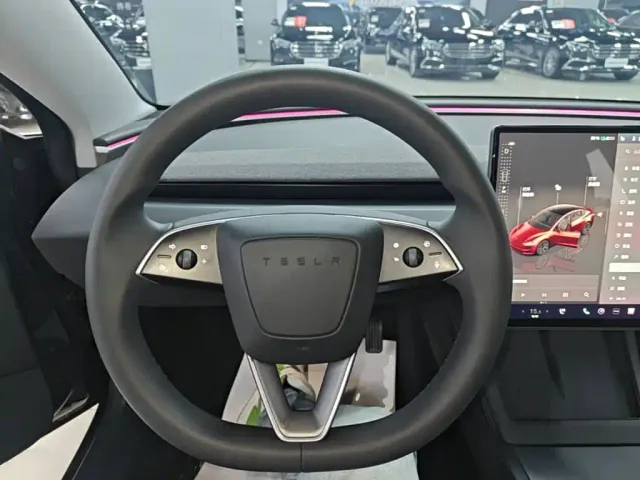 Tesla Model 3 — Фото автомобиля 10