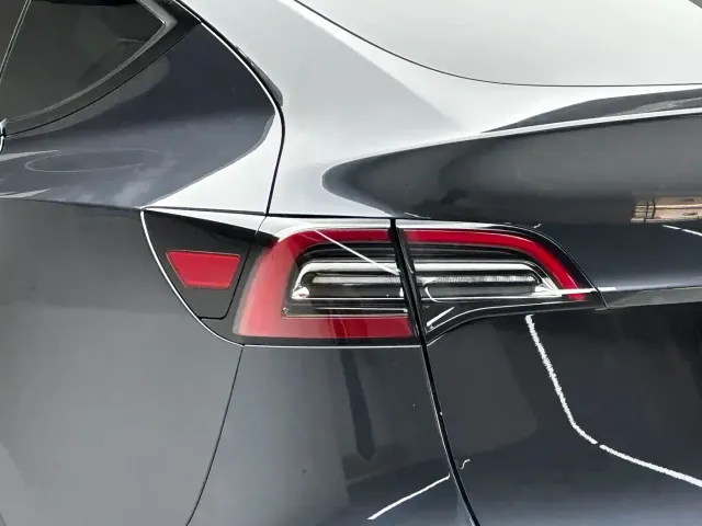 Tesla Model Y — Фото автомобиля 17
