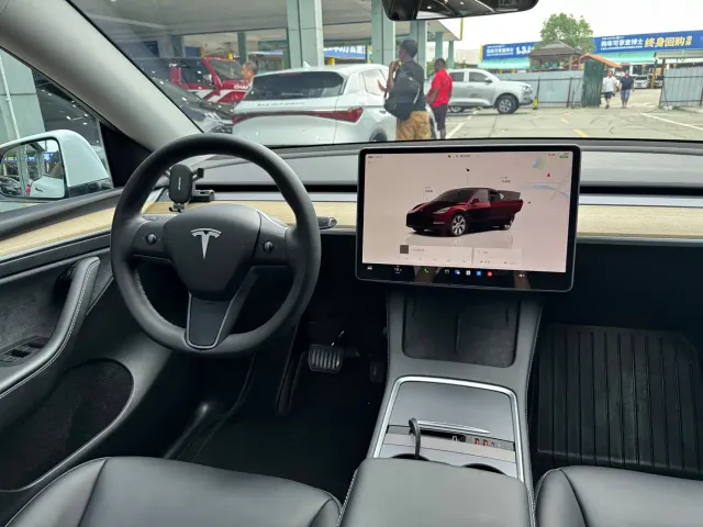 Tesla Model Y — Фото автомобиля 11