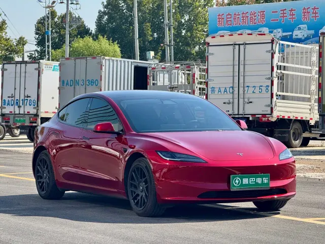 Tesla Model 3 — Фото автомобиля 3