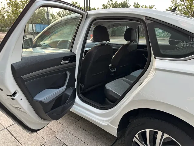 Volkswagen Lavida — Фото автомобиля 12