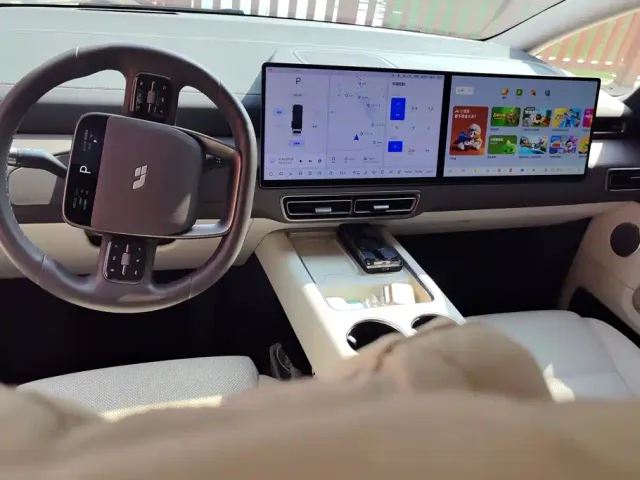 Li Auto MEGA — Фото автомобиля 12