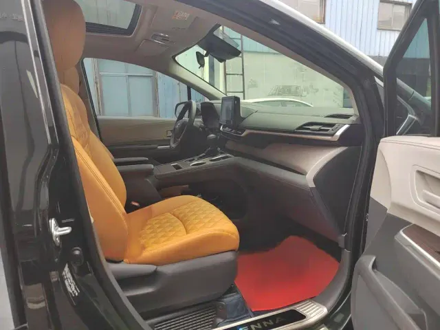 Toyota Sienna — Фото автомобиля 2