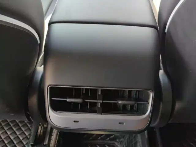 Tesla Model Y — Фото автомобиля 11