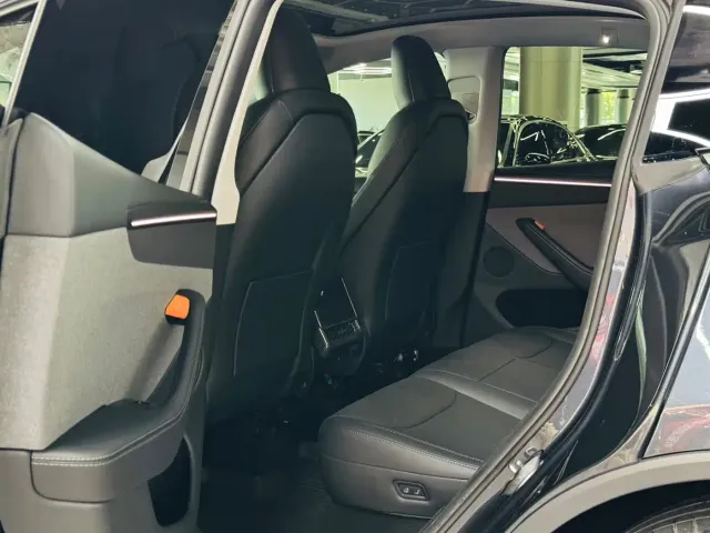 Tesla Model Y — Фото автомобиля 6