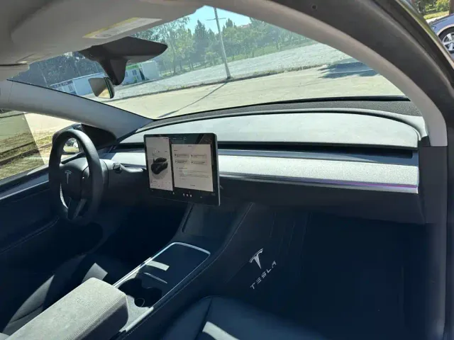Tesla Model Y — Фото автомобиля 16